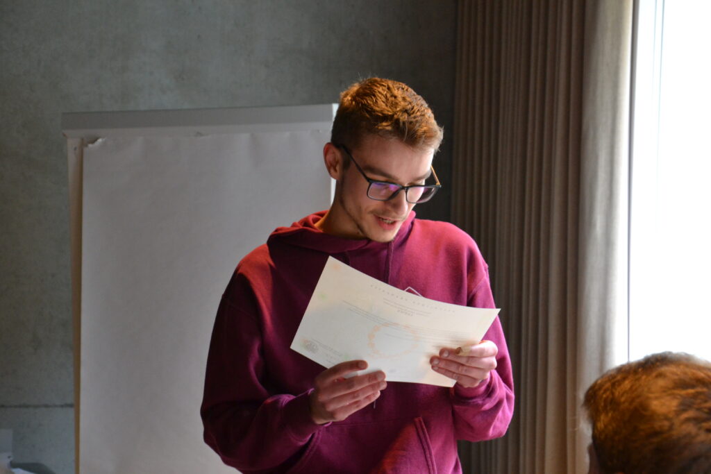 Corentin GEORGES recevant son diplôme de licence de science politique