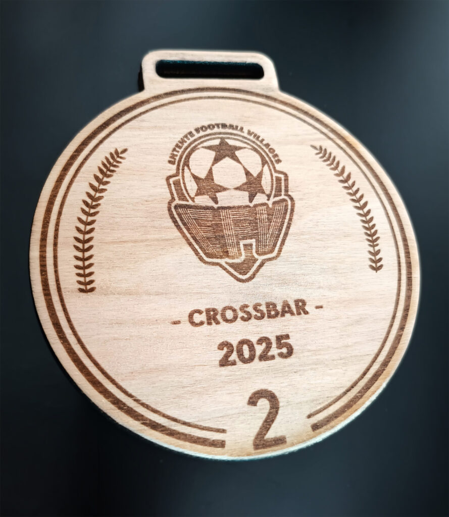 Médaille en bois (découpe et gravure laser) EFV Crossbar 2025 (image légèrement recadrée en largeur par agrandissement génératif, sans différence majeur avec la médaille réelle)